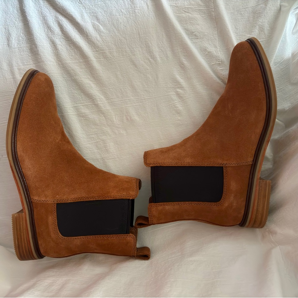 Clarks Women’s Arlo Chelsea Boots Suede Leather Size 10 Pull On - Picture 3 of 13